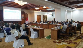 Bahas PSBB Surabaya Raya, Khofifah dan Risma Kompak Tak Hadir