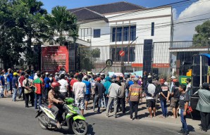 Puluhan Warga Bulusari Gempol Unjuk Rasa ke Kejari Bangil