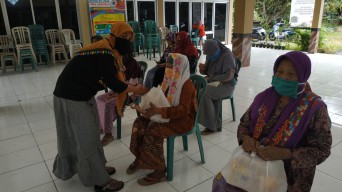 Bantuan Sembako Menggembirakan Warga Desa Indrodelik