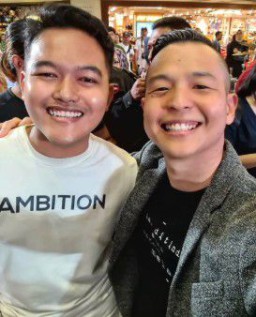 Foto Bareng Gilang Fetish Kain Jarik, Ernest : Gue  Gak Pernah Dia Bungkus