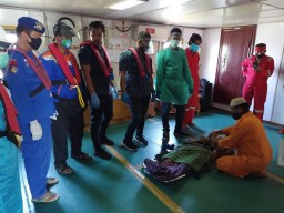 ABK KM Junteyao Maru II Dievakuasi dari Pelabuan Gresik