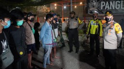 KTP dan HP Pelanggar Jam Malam Gresik Disita