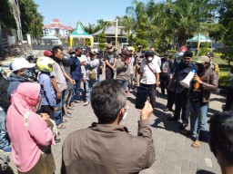 Demo Warga Desa Roomo ke Kantor Bupati Tuntut SK BPD Dicabut