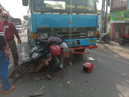 Diseruduk Truk Molen Dua Pengendara Motor Bojonegoro Tewas