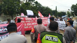 Tanah Negara Diserobot, Warga Demo Kejaksaan Gresik