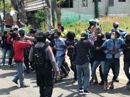 Demonstrasi Mahasiswa Tolak Omnibus Law di Gresik Bentrok