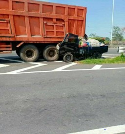 Sopir Pikap Ugal ugalan, Seruduk Dump Truk, Tewas Deh Tergencet