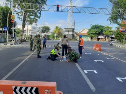 Polres Gresik dan TNI Kompak Buat Marka Starting Grid Ala Moto GP