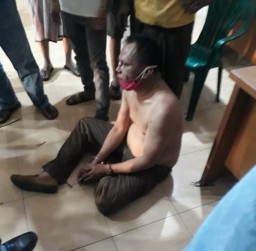 Sembunyi di Toilet Balai Desa, Maling Motor Randuagung Gresik Benjut Dihajar Warga