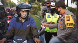 Pengendara Tertib di Mojokerto Dapat Hadiah Mawar dan Cokelat