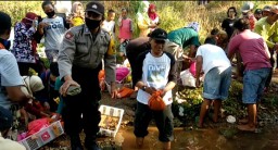 Warga Bojonegoro Lepas Ratusan Kura-kura di Sungai Bulusan