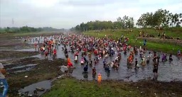 Serunya Ratusan Warga Tangkap Ikan di Waduk  Sonorejo