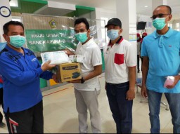 Tunjang Pelayanan, Pak Qosim Serahkan APD untuk Tenaga Kesehatan di Pulau Bawean