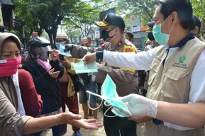 Wakapolda Jatim Turun Bagikan Masker Bersama Plt Bupati Sidoarjo