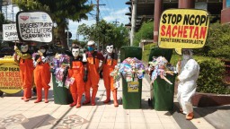 Ecoton Tuntut Industri Detergen Besihkan Sampah Sachet Kali Surabaya