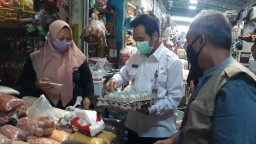 Pantau Pasar Baru, Pak Qosim Ingatkan Protokol Kesehatan ke Pedagang dan Pengunjung