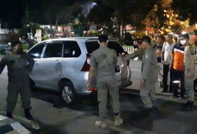 Lihat Avanza Goyang, Ada Pasangan Mesum, Digerebek Satpol PP Tinggalkan Kondom Bekas Pakai