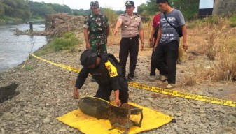 Cari Ikan di Sungai Ketemunya Bom Seberat 1 Kuintal