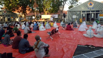 Tetap Pakai Baju Hazmat,  Salat Ied di Tengah Pandemi Covid Surabaya