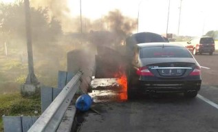 Mercy Kinyis Terbakar di Tol Pandaan-Surabaya Karena Korsleting Listrik