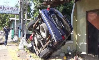 Ketika Kijang LGX Seruduk Honda Mobilio dan PCX, 2 Orang Dilarikan ke RS