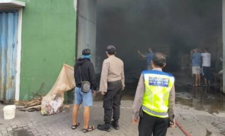 Gudang Ekspedisi di Sedati Habis Dilalap Api