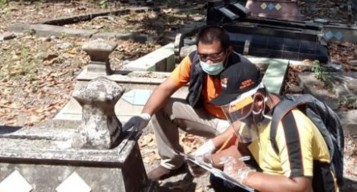 Sambangi Pemilih, Petugas Coklit KPU Ngawi Ketemunya di Kuburan