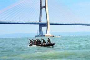 Yonif 5 Marinir Latihan Dayung di Laut