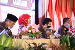 Pulihkan Ekonomi, Khofifah Minta Bupati Wali Kota Tak Tahan Anggaran