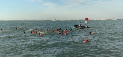Prajurit Satkopaska Koarmada II  Latihan Renang Selat Madura