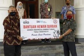 Semen Indonesia Serahkan Sapi Kurban ke Pemkab Tuban