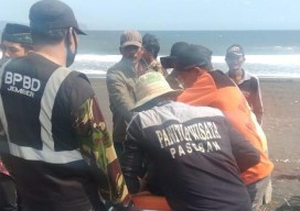 Dua Wisatawan Pantai Paseban Kencang Tewas Digulung Ombak