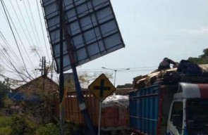 Baliho Roboh, Padamkan Aliran Listrik 4 Ribu Pelanggan PLN