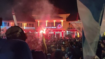 Ribuan Aremania Berkumpul, Alun Alun Tugu Membara