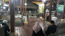 Jam Buka Diperpanjang Pada Tahun Baru Hijriyah, Peziarah Makam Sunan Giri Membeludak