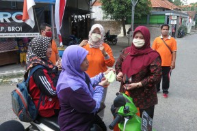 Kapal Api Bagikan 70 Ribu Masker Gratis kepada Warga Sekitar Perusahaan