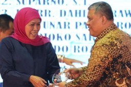 Almarhum Mantan Kepala Bappeda Jatim Terima Penghargaan Gubernur Khofifah