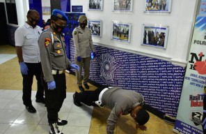 Melanggar Protokol Kesehatan, Polisi Sidoarjo Dihukum Push Up