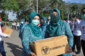 Bagikan Masker, Bupati Gresik Minta Warga Tetap Laksanakan Protokol Kesehatan