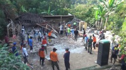 Miris, Rumah Nenek Di Madiun Tiba-tiba Ambruk Rata Tanah