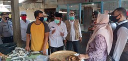 Pak Qosim Pastikan Pedagang Pasar Balongpanggang Terapkan Protokol Kesehatan