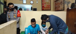 Ngutil Uang Toko, Pasutri Penjual Gado-Gado di Sidoarjo Digebukin Massa