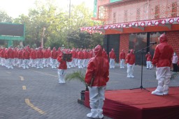 Para Medis di Sidoarjo Gelar Upacara Pakai Baju Hazmat Merah Putih
