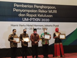 Peduli Pendidikan Islam, Bupati Jember Faida Dapat Penghargaan dari Menteri Agama