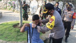 Kunjungi Obyek Wisata, Kapolres Gresik Bagikan Masker