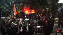 Mantan Wali Kota Mojokerto Dimakamkan dengan Protokol Covid-19, Tapi Diikuti Ribuan Pelayat