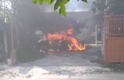 Waduh! Niat Diperbaiki, Mobil Milik Warga Bojonegoro Malah Gosong Terbakar