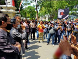 Lama Nganggur, Pekerja Seni di Gresik Geruduk Kantor Dewan