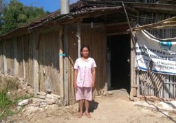 Usai Dicerai Suami Seorang Ibu dan Dua Anaknya Tinggal di Bekas Kandang Ayam