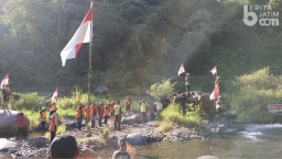 Warga Mojokerto Upacara HUT RI di Sungai